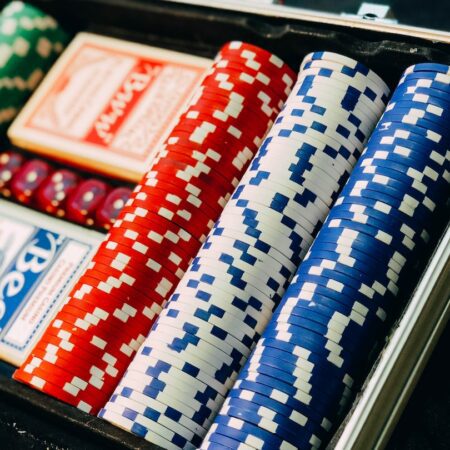The Art of Bluffing in Online Poker: Decoding the Mind Games